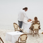 Autorin lässt sich am Strand von Kellner bewirten