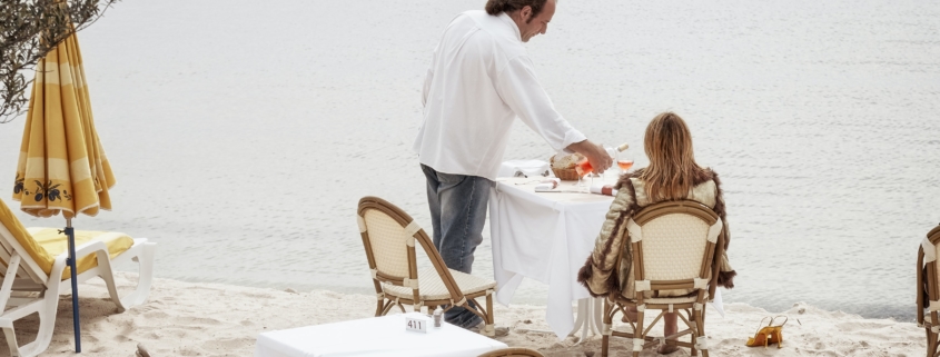 Autorin lässt sich am Strand von Kellner bewirten